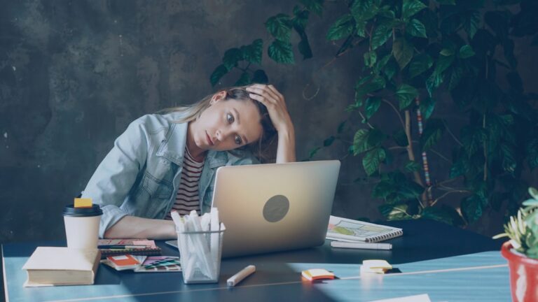 Wypalenie zawodowe a depresja – kiedy stres w pracy wymaga interwencji psychiatry - okładka